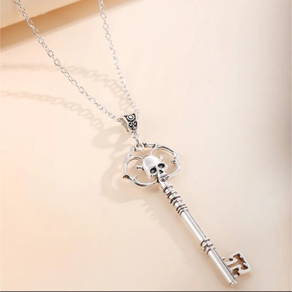 Skull with horns skeleton key silver tone necklace - Picture 3 of 5